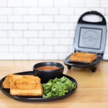 Uncanny Brands Pokemon smörgåsgrill Pokeball
