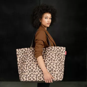 Reisenthel Shopper XL Leo Macchiato – stor shoppingväska av återvunnen PET med leopardmönster, 35 L
