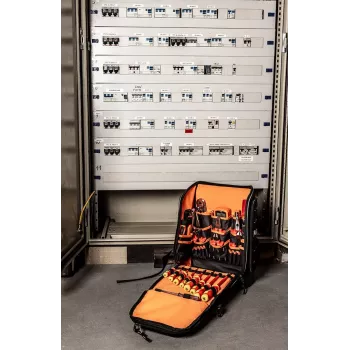 NEO TOOLS elektrikerryggsäck 31 delar, 30 isolerade verktyg, robust 600D-polyester, vattentät botten, 15 kg belastning, svart/röd