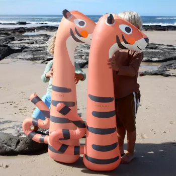 Sunnylife uppblåsbara simnudlar – Tino the Tiger (2 st)